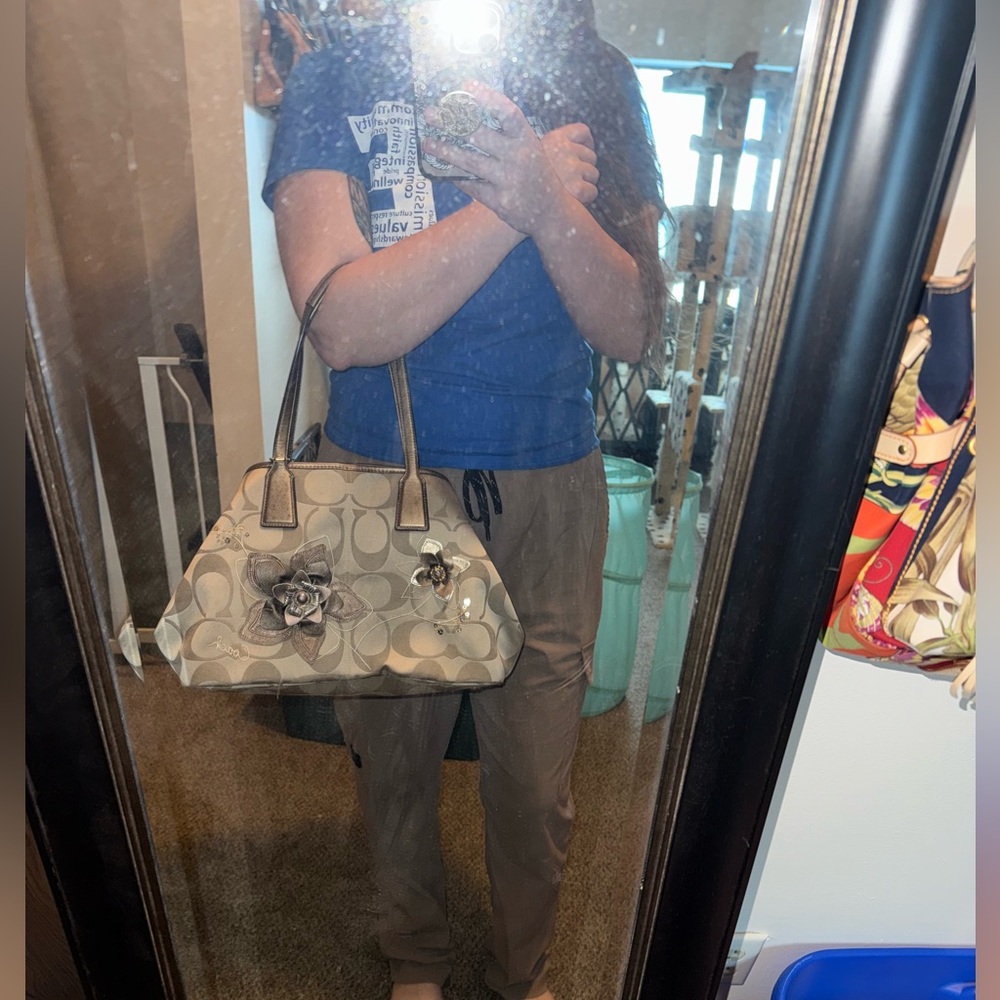 Coach Kisslock Shoulder Bag with Embossed Flowers and Lavender Interior - Picture 16 of 17